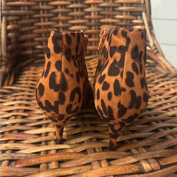 Allegra K Chic Leopard Pointy Toe Kitten Heels in size. Only worn a few times ! - Picture 7 of 10
